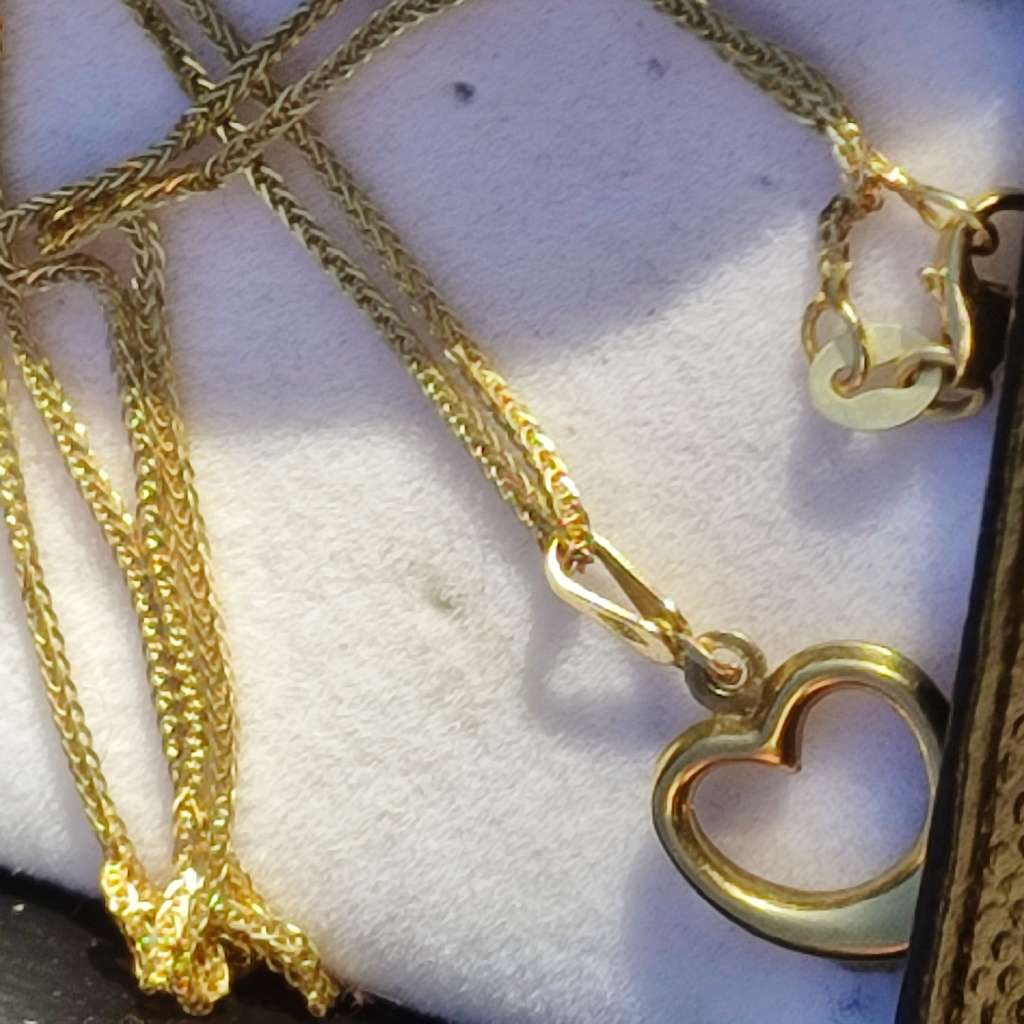 9CT GOLD PENDANT AND CHAIN SET