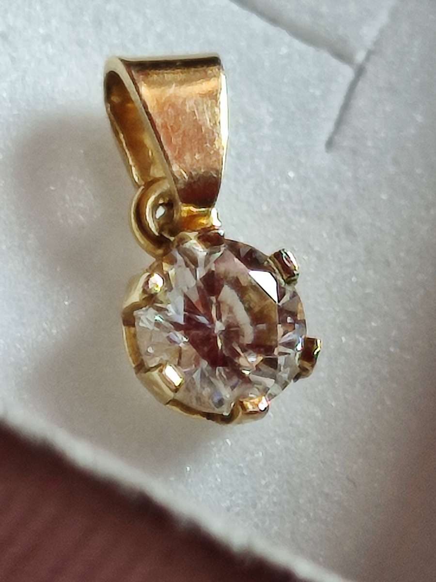 9CT GOLD SINGLE STONE PENDANT