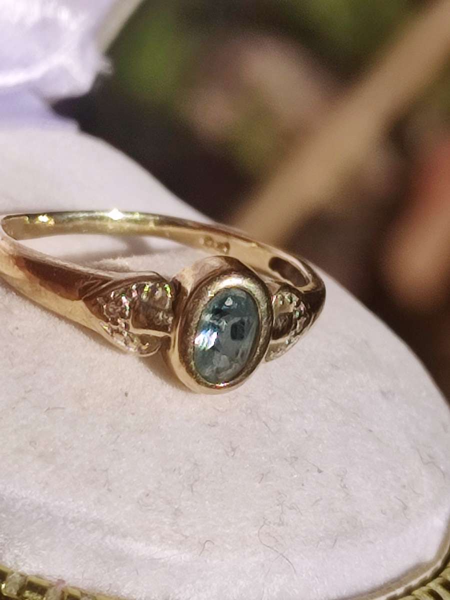 9ct Gold Blue Stone Dress Ring