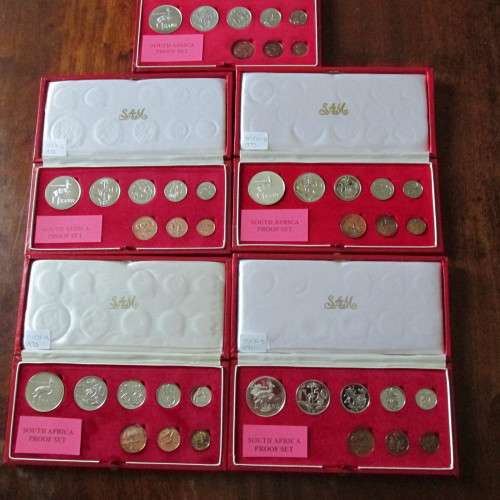 5 X S.A. 1970-1975 (EXCLD. 1974) PROOF SETS IN RED L.P. BOX - 1/2 CENT TO SILVER RAND