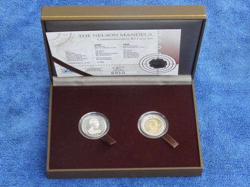 THE NELSON MANDELA COMMEMORATIVE R5 COIN SET FROM THE SA MINT. 2000 PL + 2008 LASER FROSTED