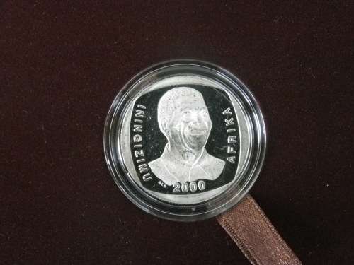 THE NELSON MANDELA COMMEMORATIVE R5 COIN SET FROM THE SA MINT. 2000 PL + 2008 LASER FROSTED