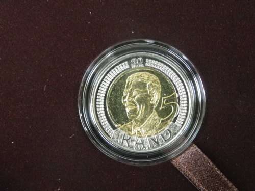 THE NELSON MANDELA COMMEMORATIVE R5 COIN SET FROM THE SA MINT. 2000 PL + 2008 LASER FROSTED