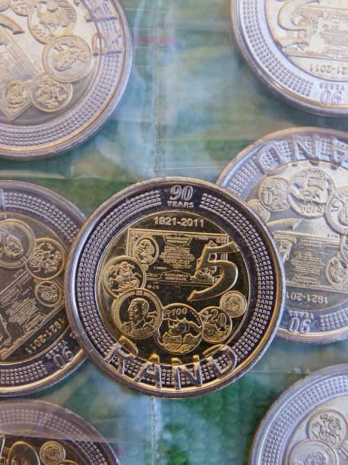 2011 90TH ANNIVERSARY OF THE RESERVE BANK R5. PRICE IS PACK OF 25 UNCIRCULATED COINS IN ZIP LOCK BAG