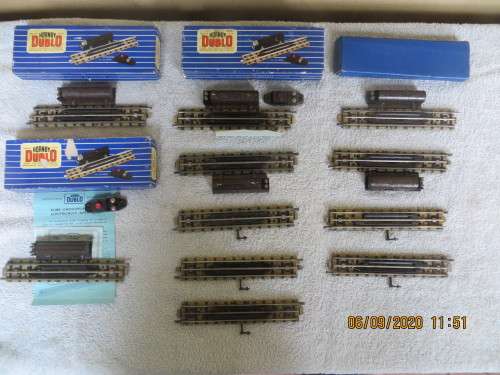 Hornby Dublo Assorted 3 rail Uncoupling Rails x 11 plus 4 boxes