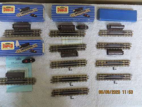 Hornby Dublo Assorted 3 rail Uncoupling Rails x 11 plus 4 boxes