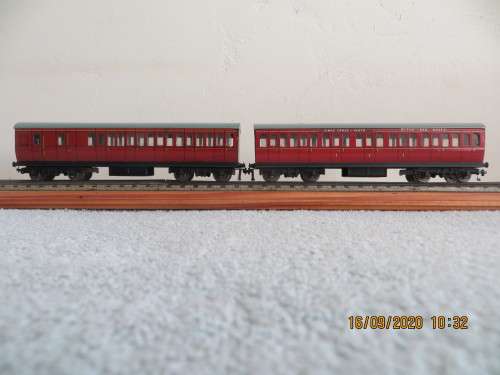 Hornby Dubo D14  boxed Suburban Coaches x 2