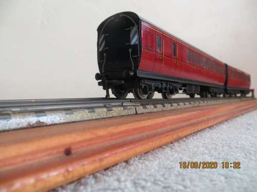 Hornby Dubo D14  boxed Suburban Coaches x 2