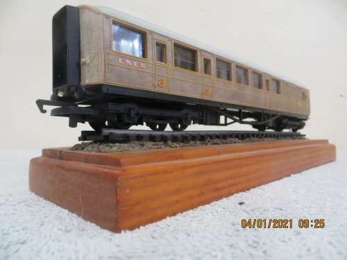 Hornby R 4063A LNER Brake Coach `7913`