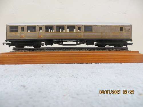 Hornby R 4063A LNER Brake Coach `7913`
