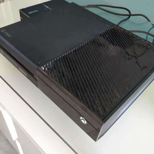 Xbox One 500 GB Console + Controller