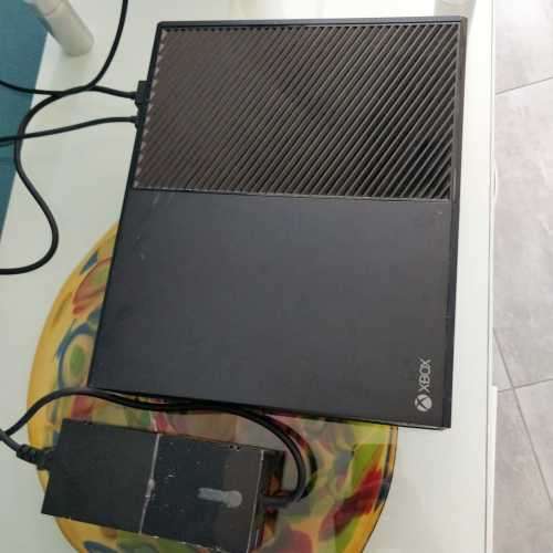 Xbox One 500 GB Console + Controller