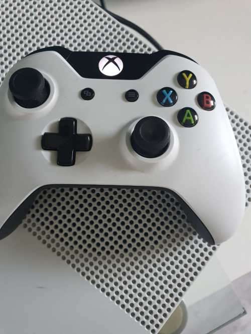 Xbox One S 500GB Console + Controller