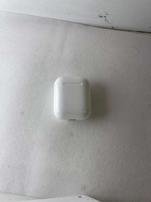 Airpods with charging case- Only 1 Airpod