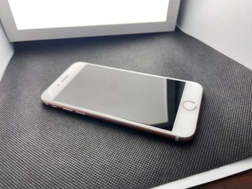 Warehouse Clearance : IPhone 7 128 GB Rose Gold.