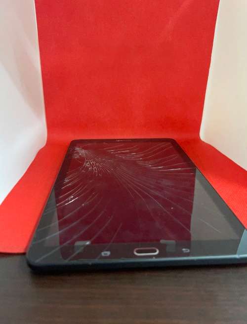 WAREHOUSE  CLEARANCE :SAMSUNG GALAXY TAB E - Cracked Screen