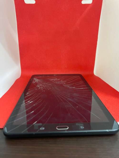 WAREHOUSE  CLEARANCE :SAMSUNG GALAXY TAB E - Cracked Screen