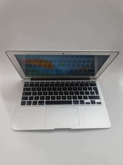 Macbook Air 11 inch - A1465 - Core i5 - 4 GB RAM - 100 GB SSD