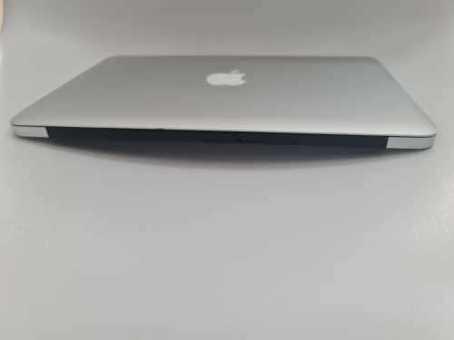 Macbook Air 11 inch - A1465 - Core i5 - 4 GB RAM - 100 GB SSD