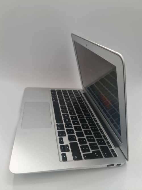 Macbook Air 11 inch - A1465 - Core i5 - 4 GB RAM - 100 GB SSD