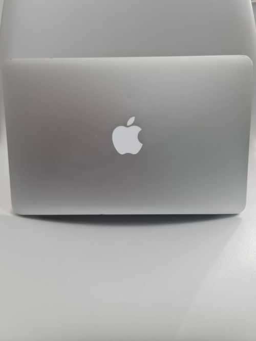 Macbook Air 11 inch - A1465 - Core i5 - 4 GB RAM - 100 GB SSD