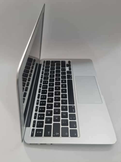 Macbook Air 11 inch - A1465 - Core i5 - 4 GB RAM - 100 GB SSD