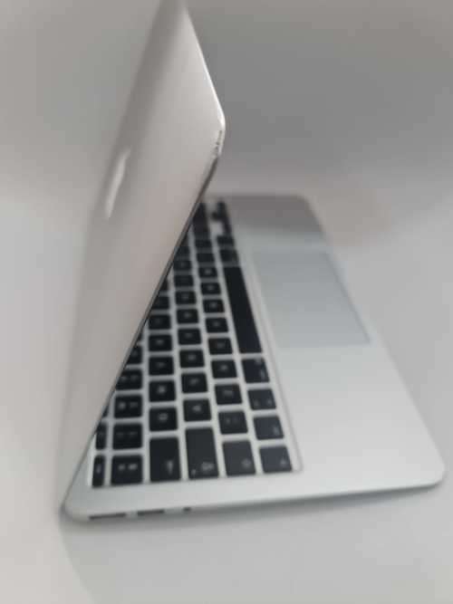 Macbook Air 11 inch - A1465 - Core i5 - 4 GB RAM - 100 GB SSD
