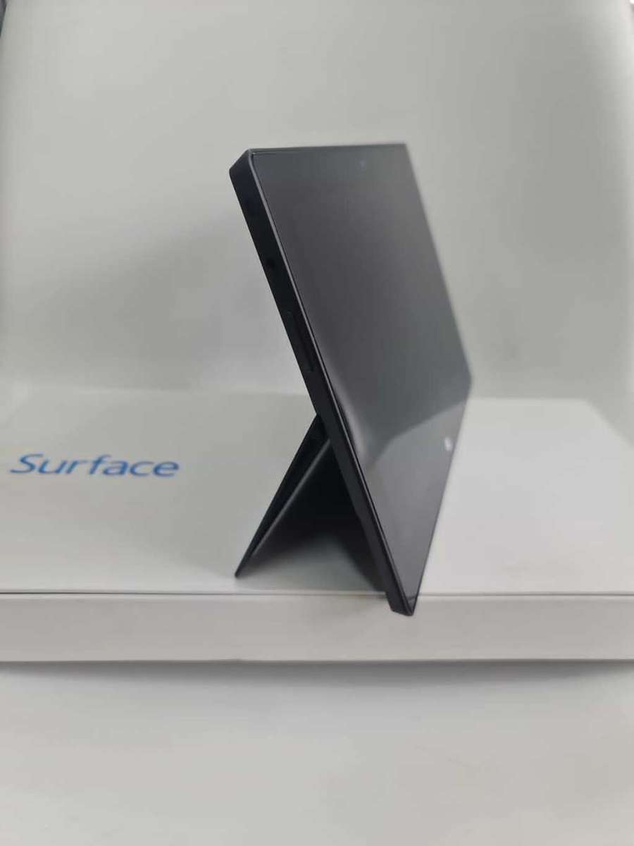 Clearance: Microsoft Surface RT 1516 - Does not hold charge