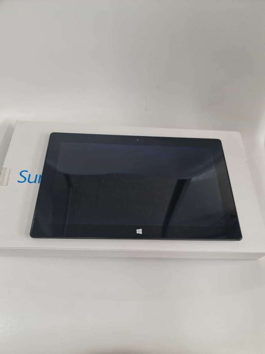 Clearance: Microsoft Surface RT 1516 - Does not hold charge