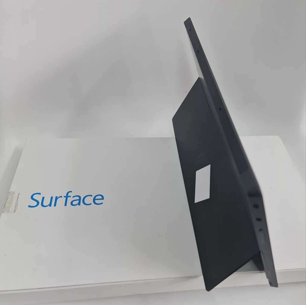 Clearance: Microsoft Surface RT 1516 - Does not hold charge