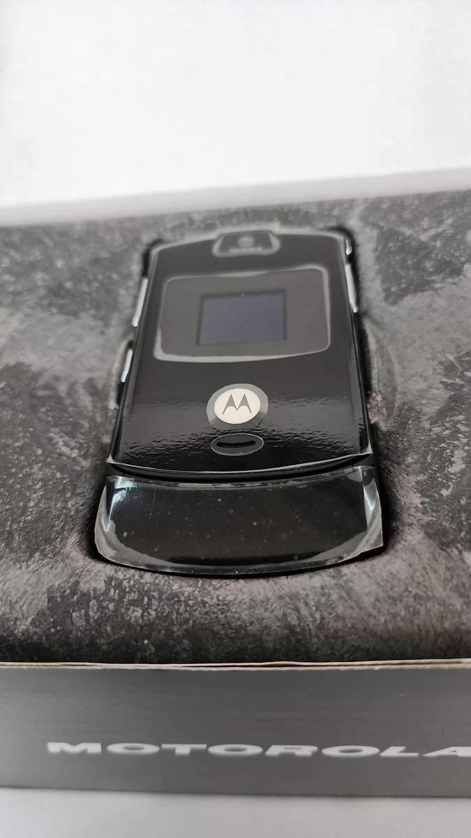 Retro Slide Phone -  Motorola RAZR V3