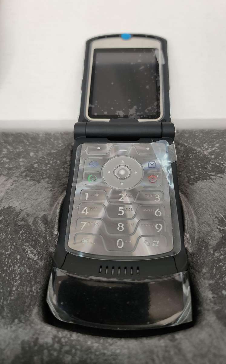 Retro Slide Phone -  Motorola RAZR V3