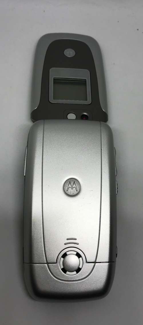 Retro flip phone - Motorola V360 Silver