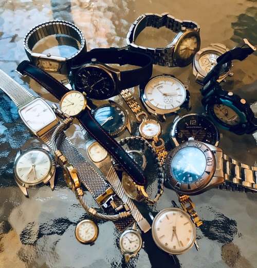Bulk lot of watches