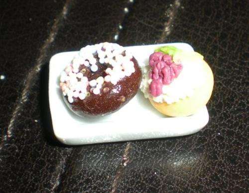 Miniature Food, Re-ment, Collectable Handmade Dollhouse Miniature Cupcakes on Plate