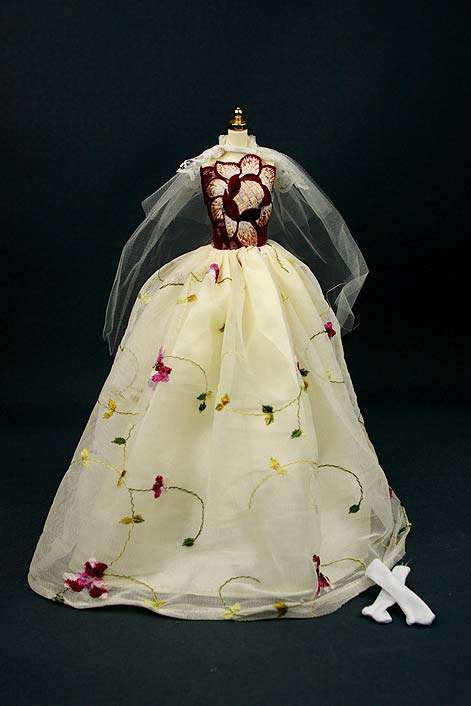 Barbie Fashion House -  Wedding Parlour - Cream Wedding Dress with Gloves and Veil