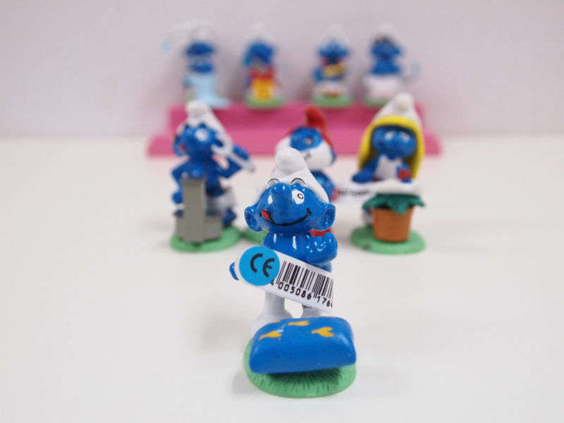 SMURF, and more Smurfs, Happy smurfs - Smurf with pillow