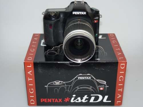 Pentax ist dl Digital Camera incl. Zoom Lens 28-80mm