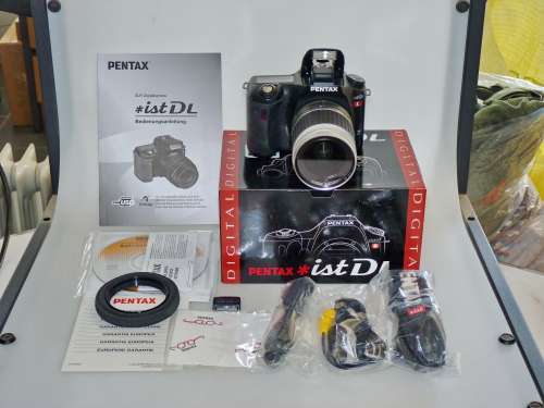 Pentax ist dl Digital Camera incl. Zoom Lens 28-80mm