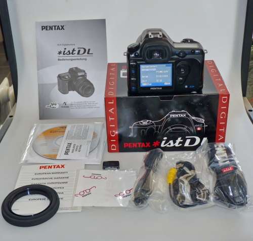 Pentax ist dl Digital Camera incl. Zoom Lens 28-80mm