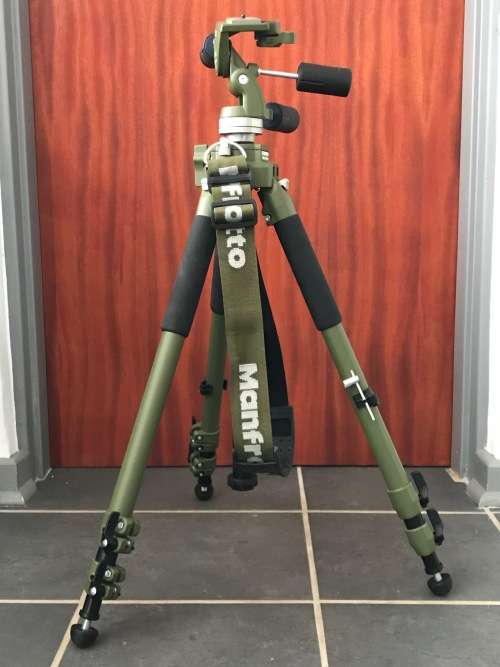 Manfrotto 055NAT Tripod Aluminium Green with Manfrotto Head 141RCNAT, 3-Way Head , Made in Italy