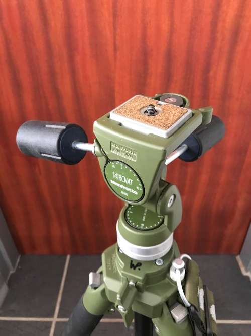 Manfrotto 055NAT Tripod Aluminium Green with Manfrotto Head 141RCNAT, 3-Way Head , Made in Italy