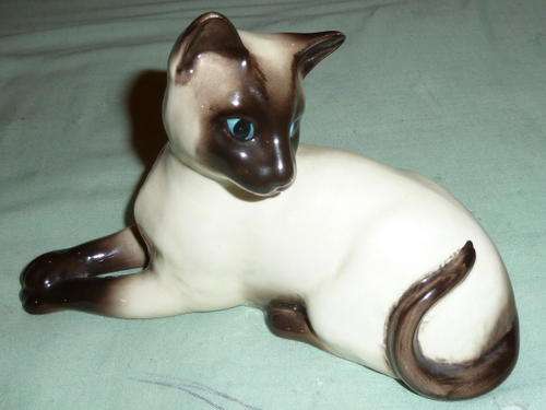 BESWICK Siamese Cat Figurine