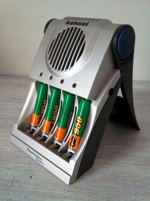 Hahnel "Quattro" Power Station - Battery charger & 4 FREE AAA rechargeable Ni-MH batteries