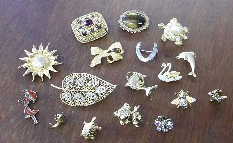 WOW !!! A GORGEOUS ASSORTMENT OF VINTAGE BROOCHES AND PINS .....17 PIECES.....FREE COMBINING !!