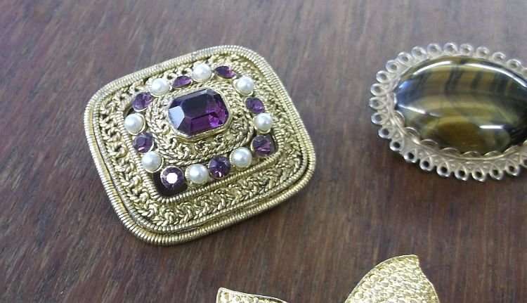 WOW !!! A GORGEOUS ASSORTMENT OF VINTAGE BROOCHES AND PINS .....17 PIECES.....FREE COMBINING !!