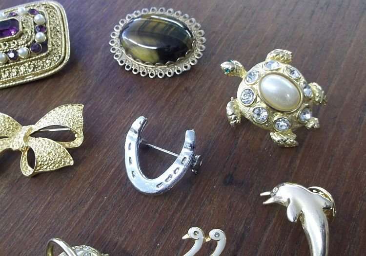 WOW !!! A GORGEOUS ASSORTMENT OF VINTAGE BROOCHES AND PINS .....17 PIECES.....FREE COMBINING !!