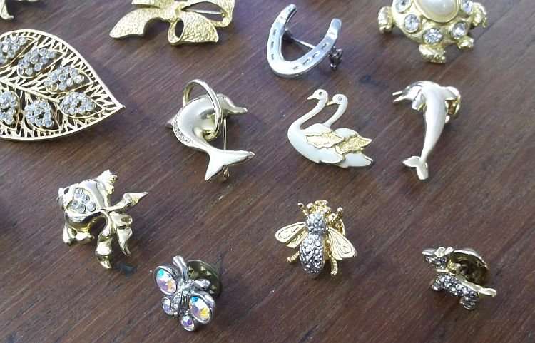 WOW !!! A GORGEOUS ASSORTMENT OF VINTAGE BROOCHES AND PINS .....17 PIECES.....FREE COMBINING !!