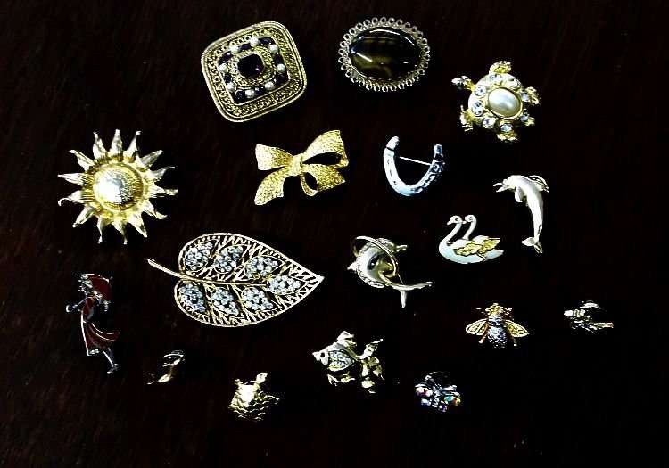 WOW !!! A GORGEOUS ASSORTMENT OF VINTAGE BROOCHES AND PINS .....17 PIECES.....FREE COMBINING !!