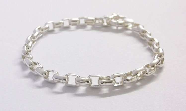AN ELEGANT SOLID STERLING SILVER BRACELET WITH OVAL LINKS AND SIGNORETTI CLASP